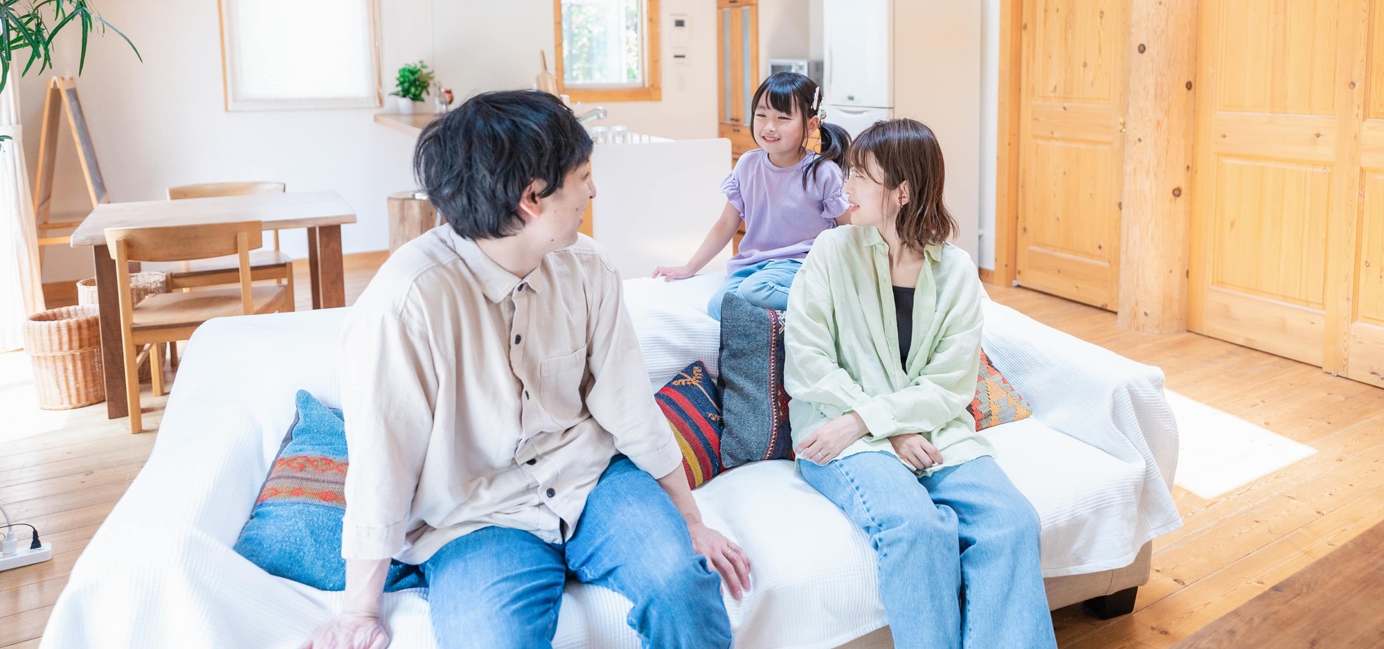 自宅のリビングでの家族団らんの様子