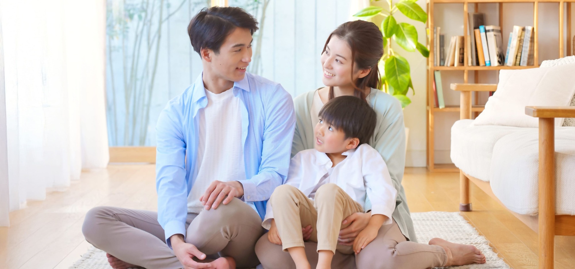 自宅のリビングで安心してくつろぐ家族の様子